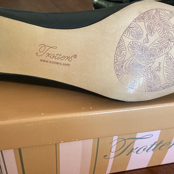 NEW Trotters Pump Size 8 BLACK - Picture 4 of 6